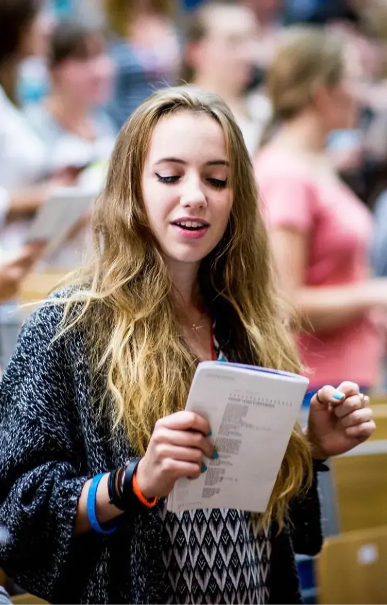 Dziewczyna śpiewa i trzyma śpiewnik