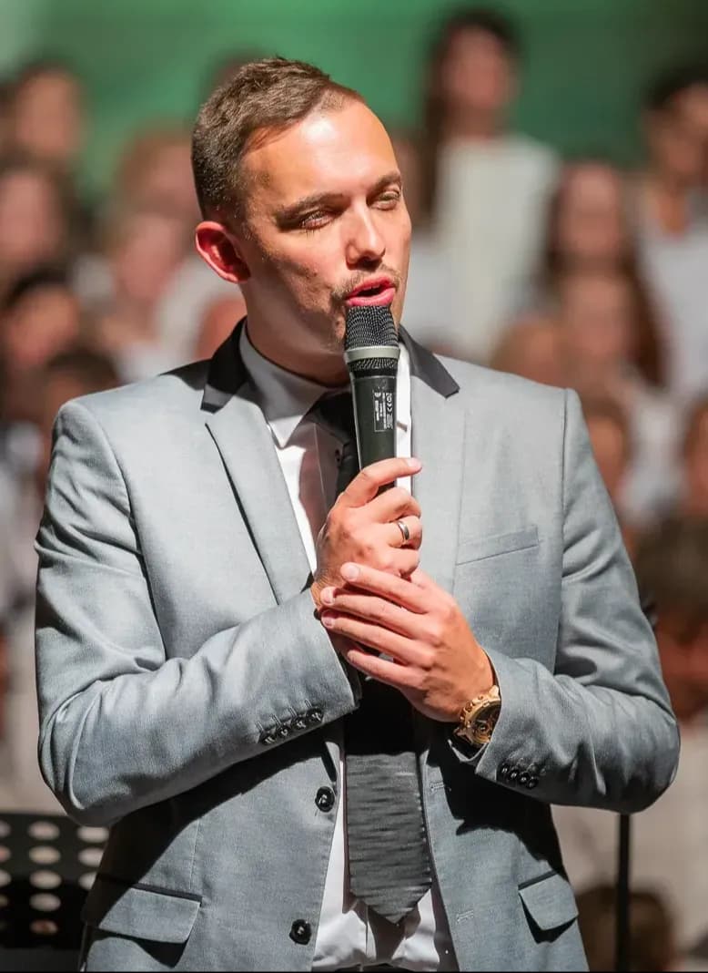 Prowadzący warsztaty przemawia przez mikrofon