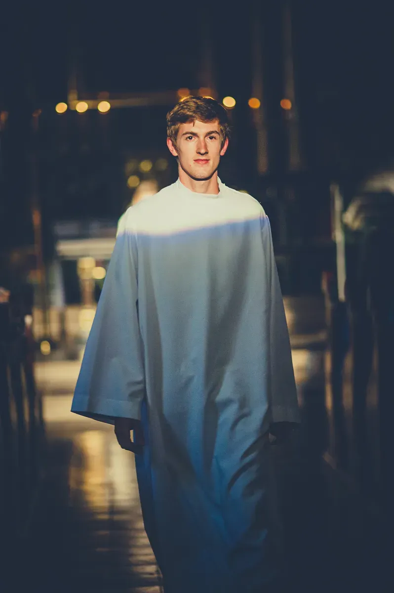 Chłopak przebrany za Jezusa gra w spektaklu